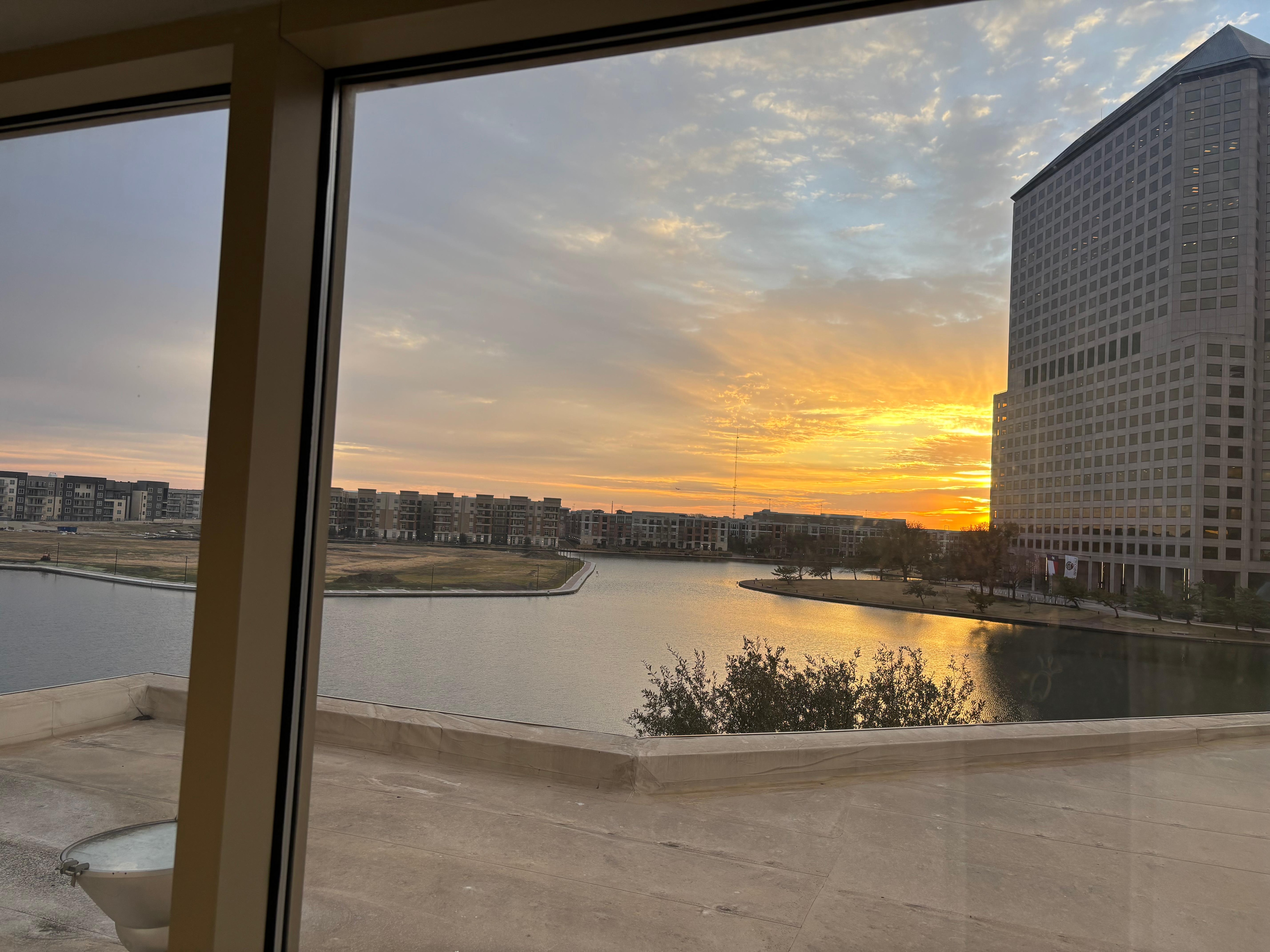 The view lake is beautiful 