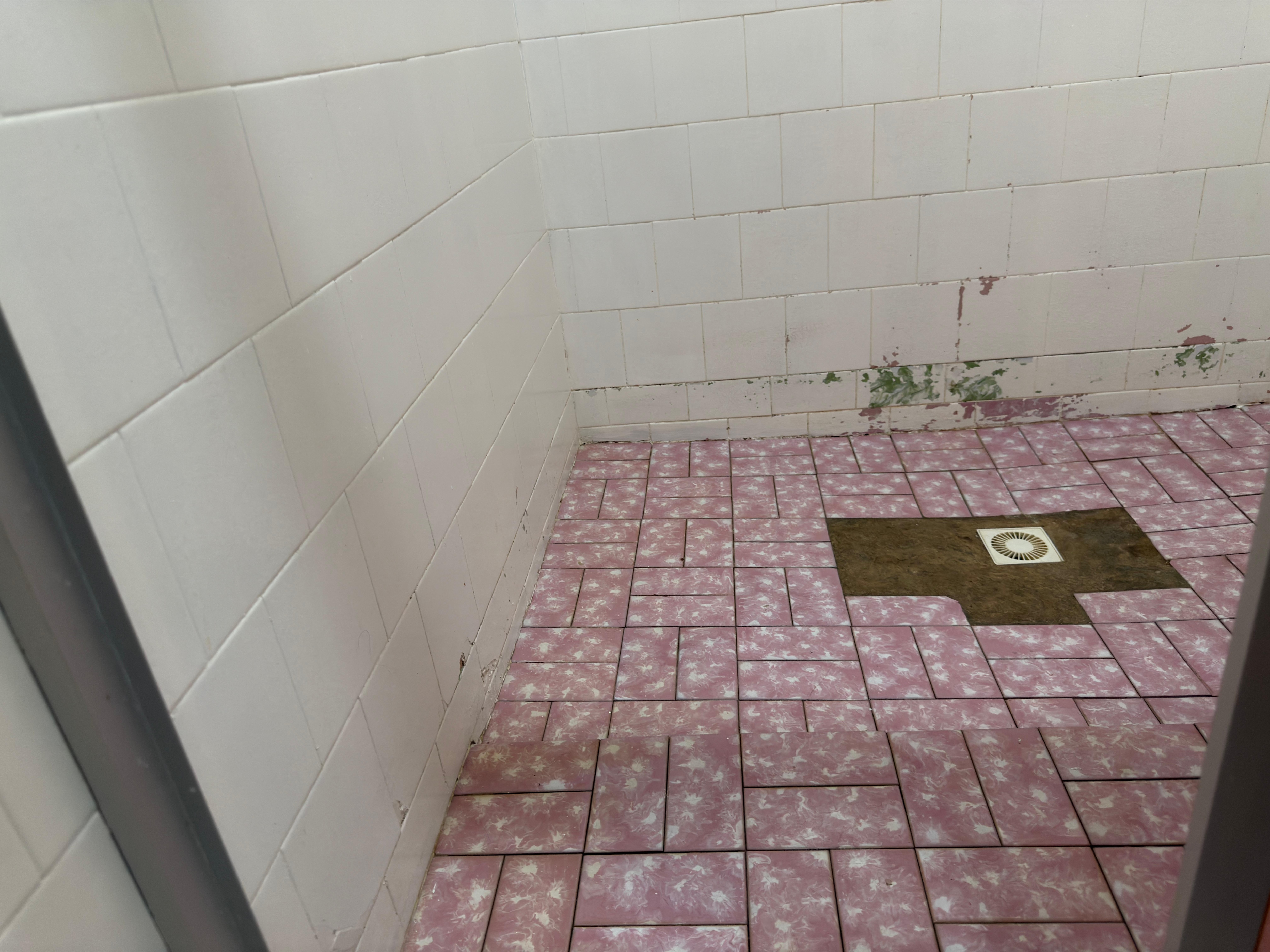 Piso do banheiro danificado 