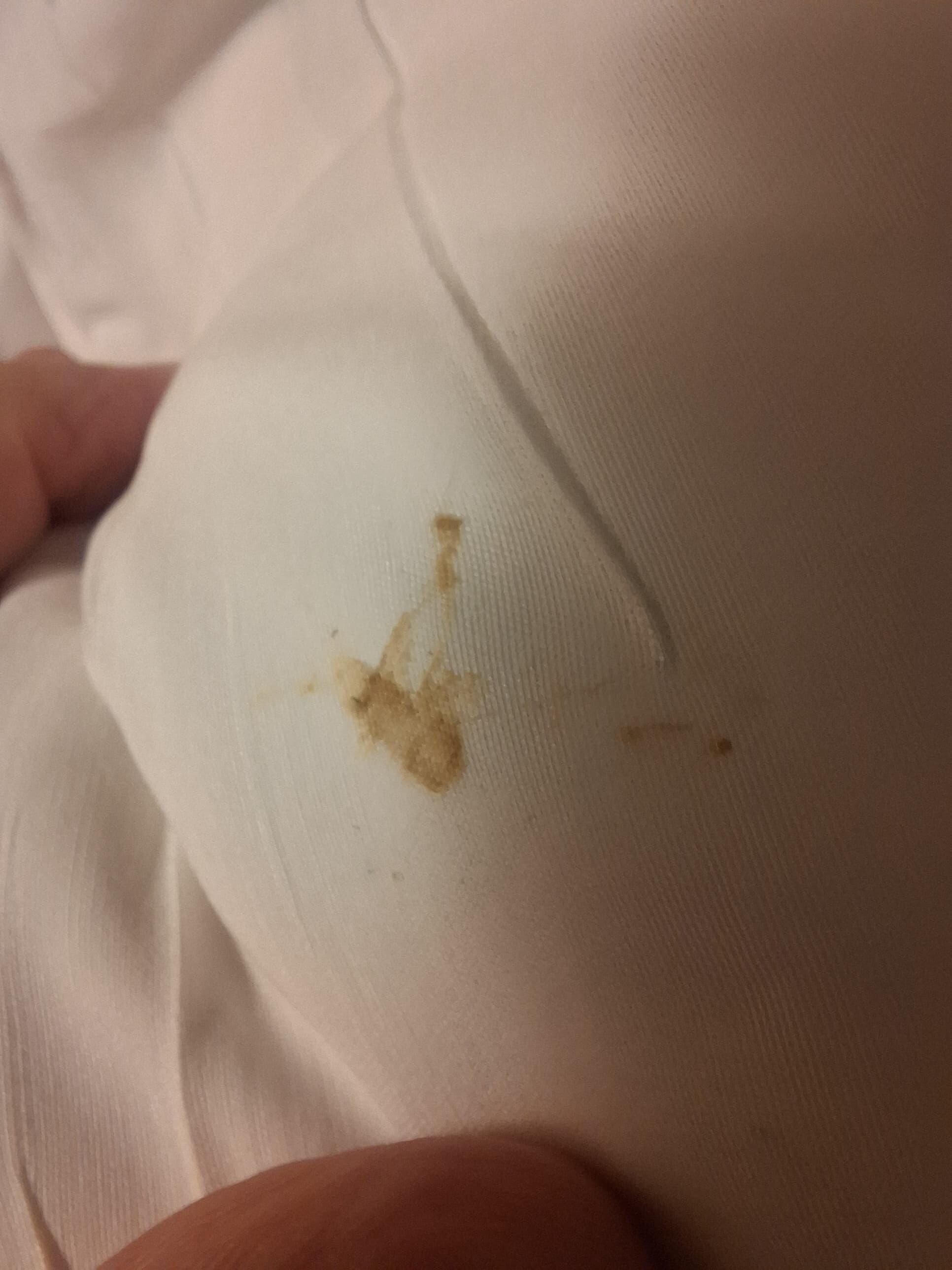 Fronha do travesseiro suja