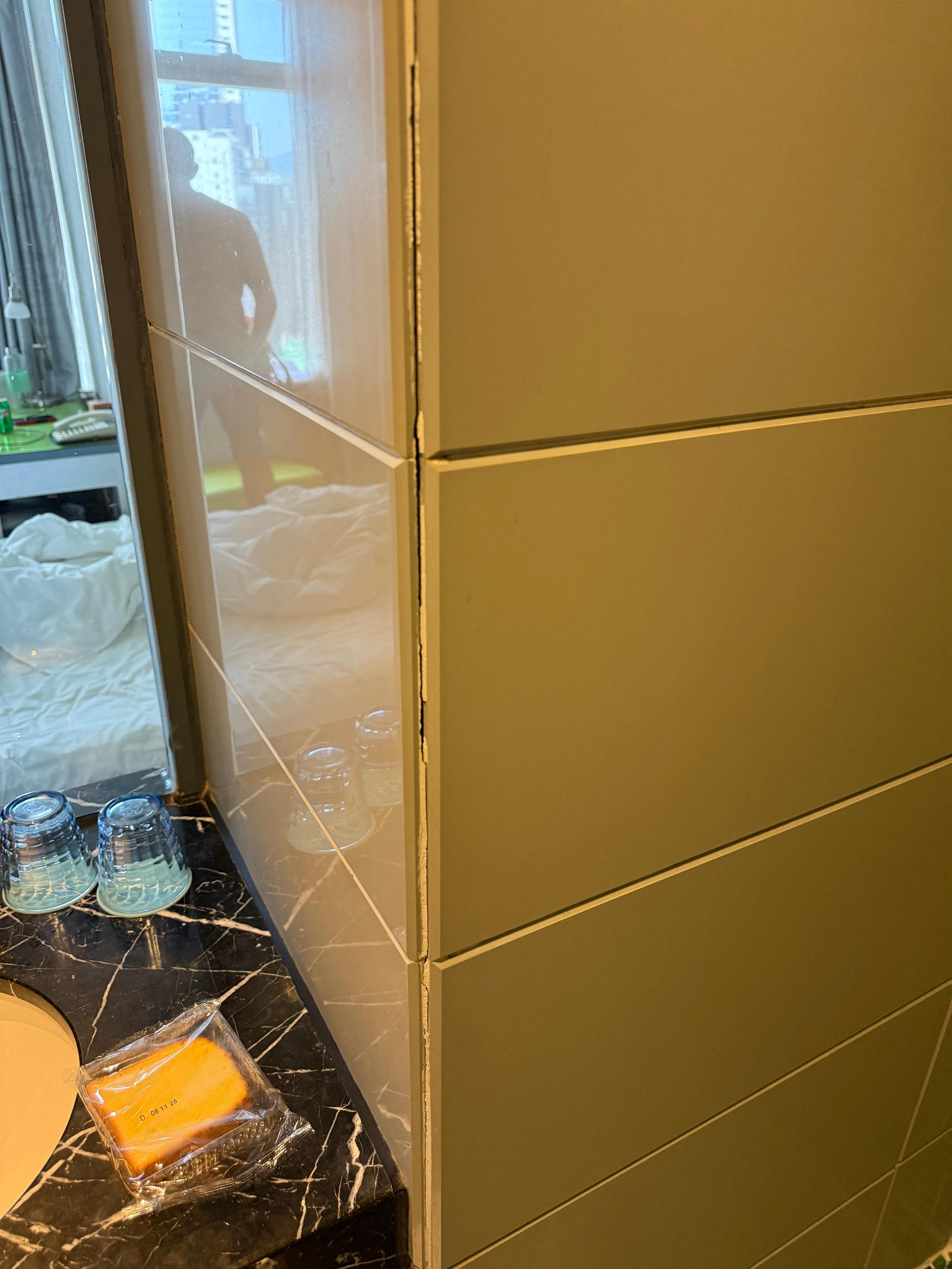 Im Bad kommen die Fließen von der Wanf 