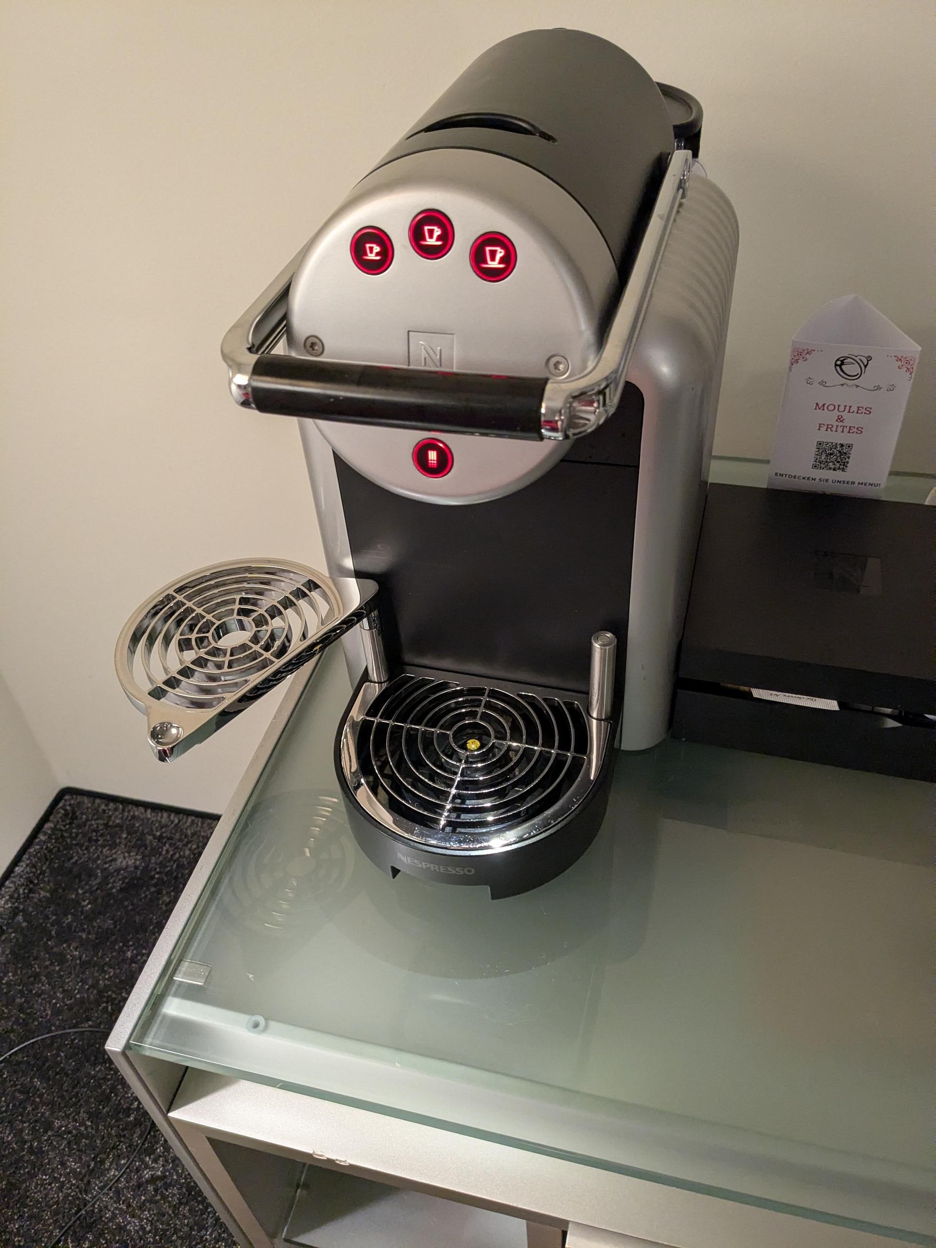 電源を入れてメンテナンスマークの出るネスプレッソ(故障)