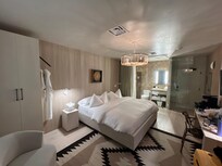 Single king bed room