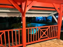 Espace détente près de la piscine