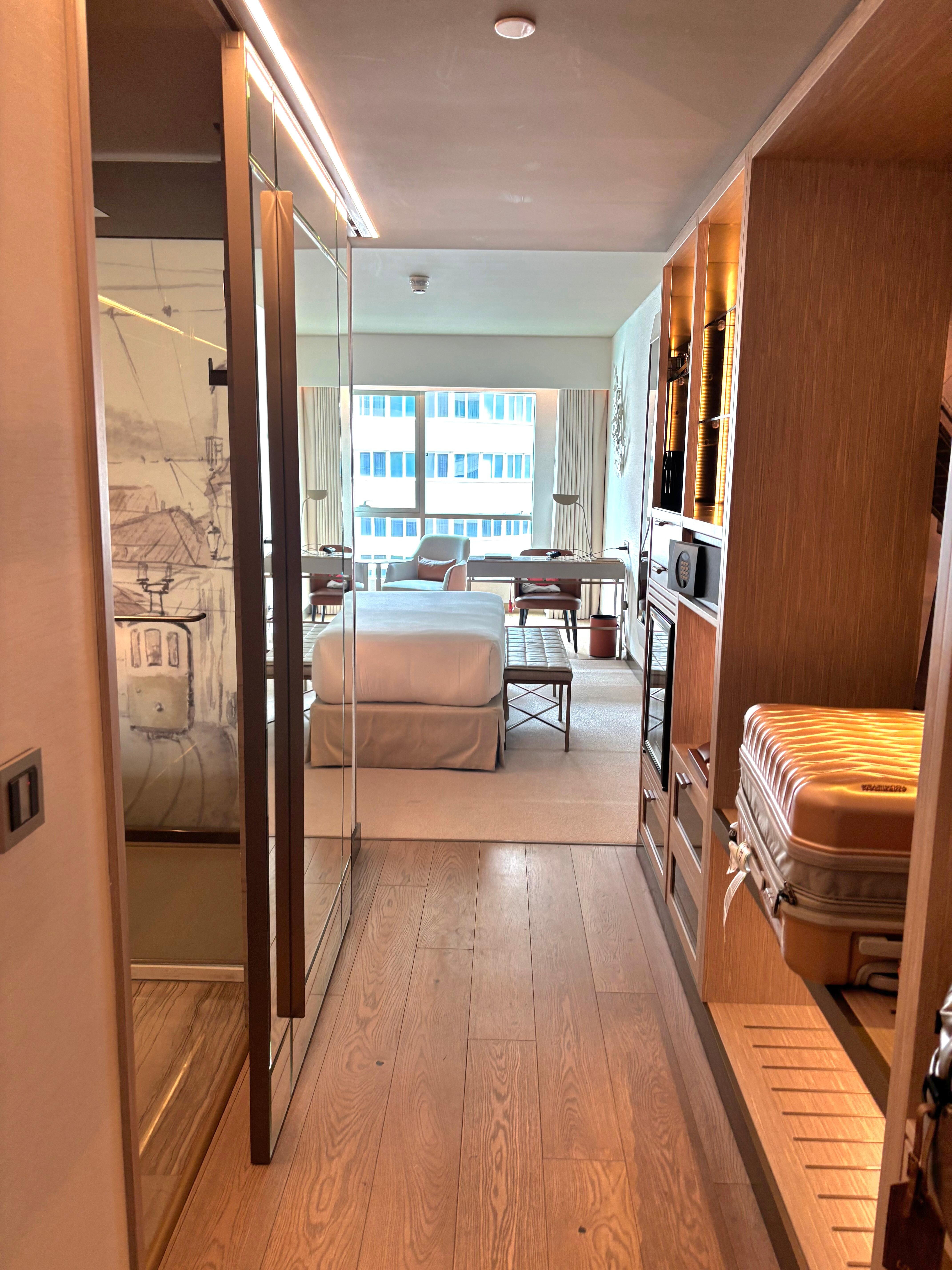 Roomy entrance 