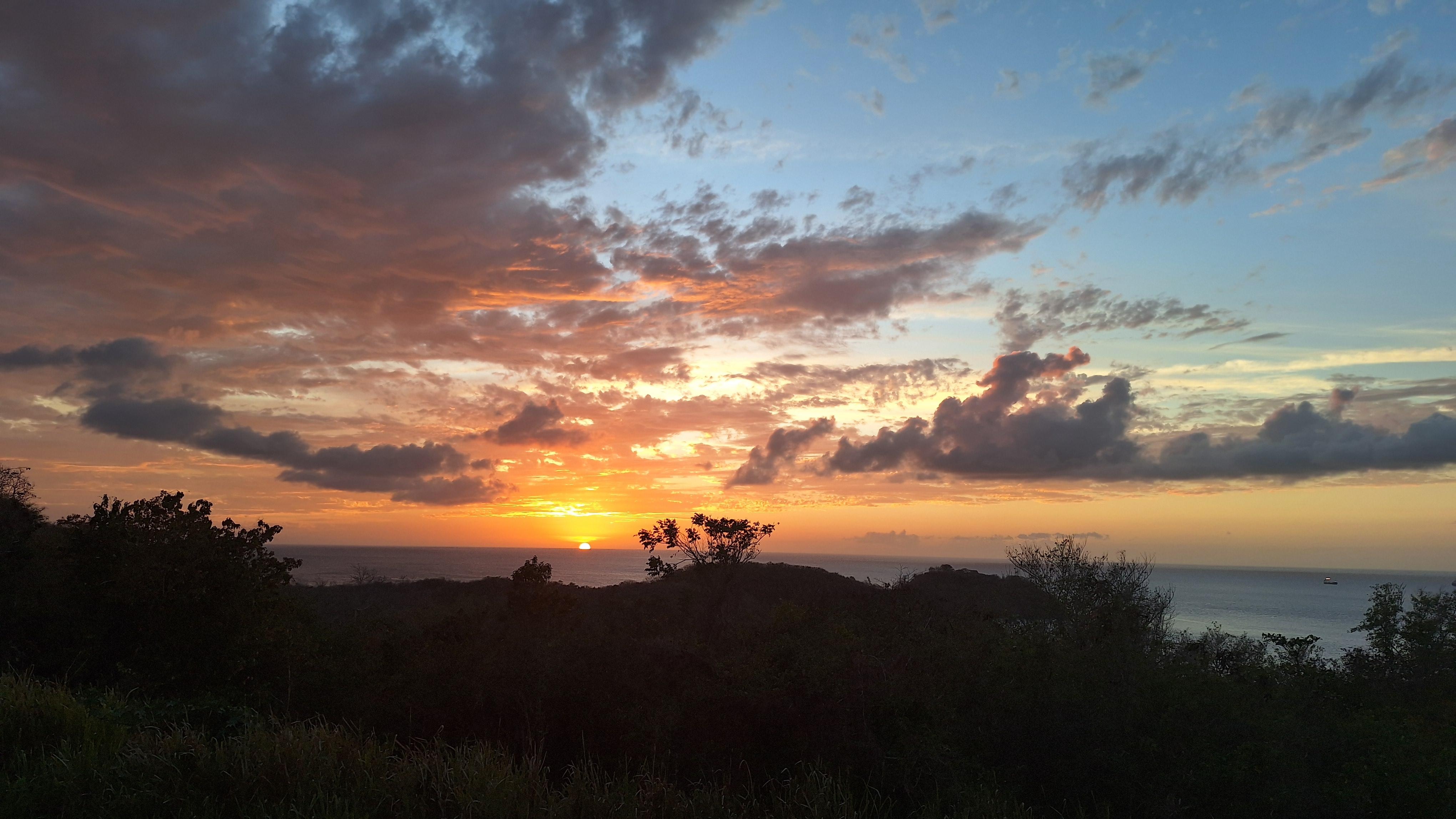 Vue du balcon. Coucher de soleil 
