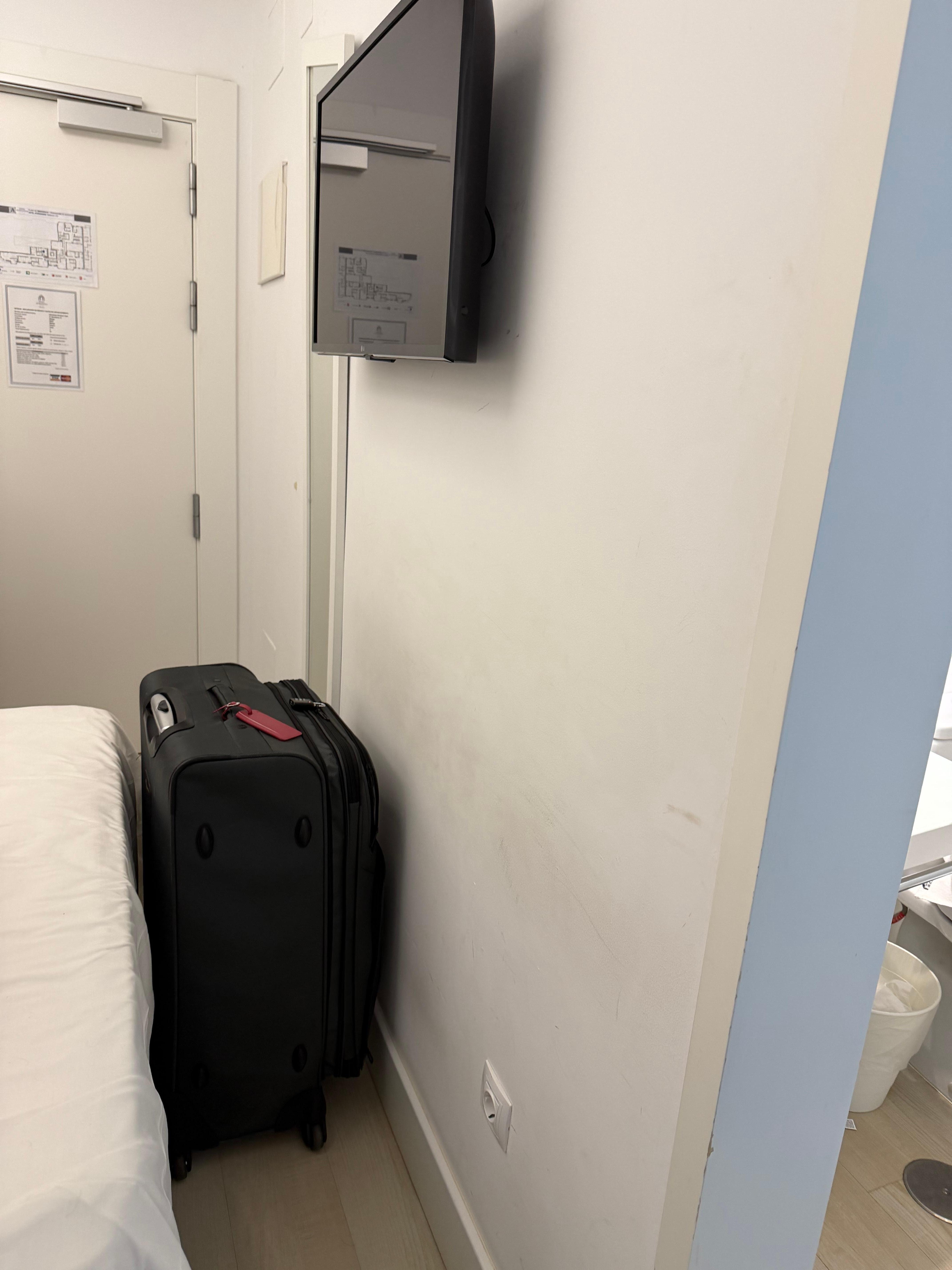 Para que se tenga una idea de cómo era pasar las maletas. Solo cabe una en esta habitación que nos tocó a mí y a mi esposa. 