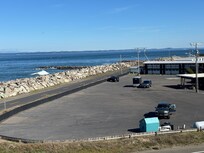 How close parking and hotel are to the jetty