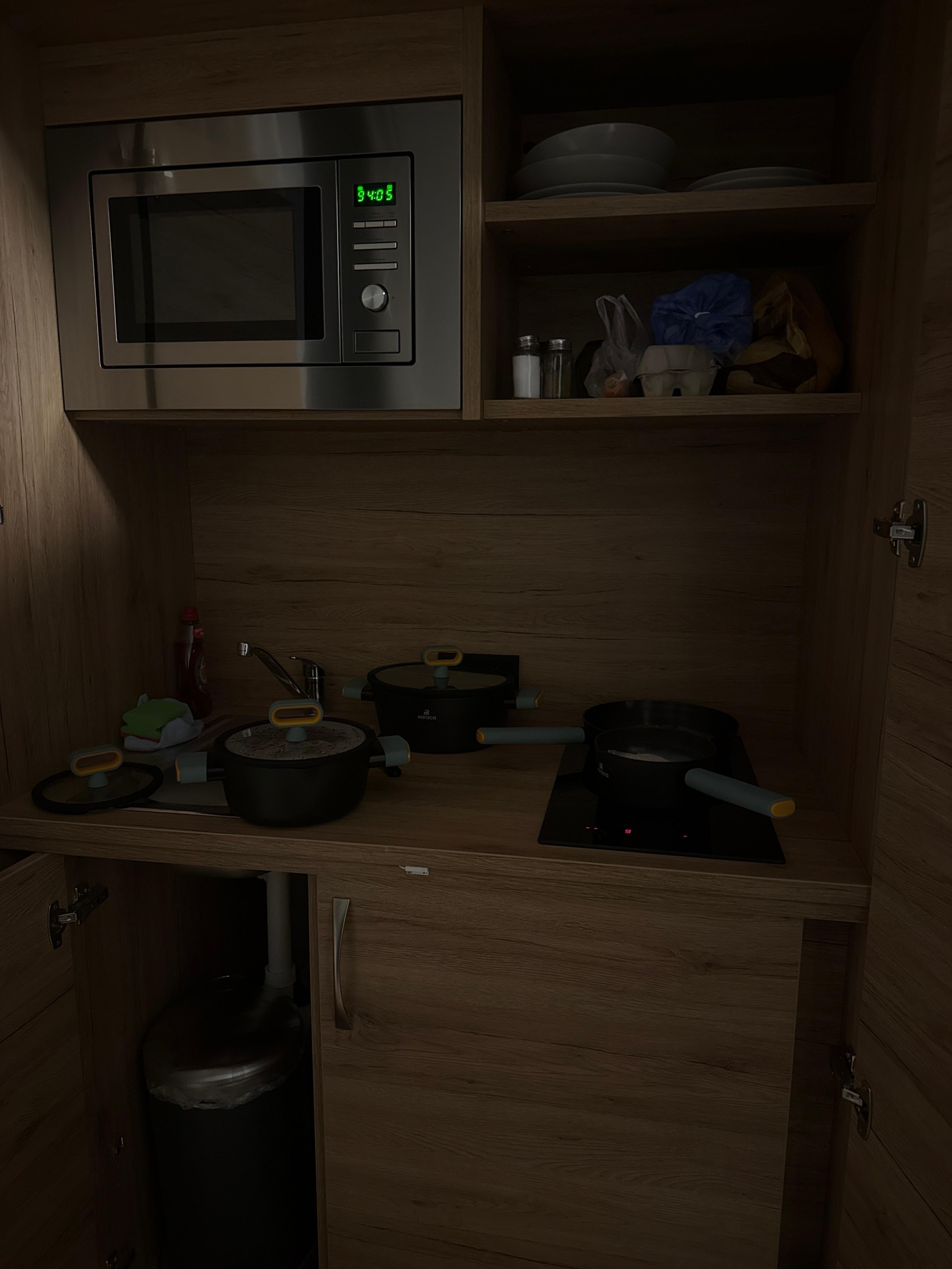 Cocina oscura, no puedes dos hornillas porque se recalienta y se apaga 