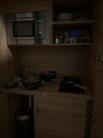 Cocina oscura, no puedes dos hornillas porque se recalienta y se apaga