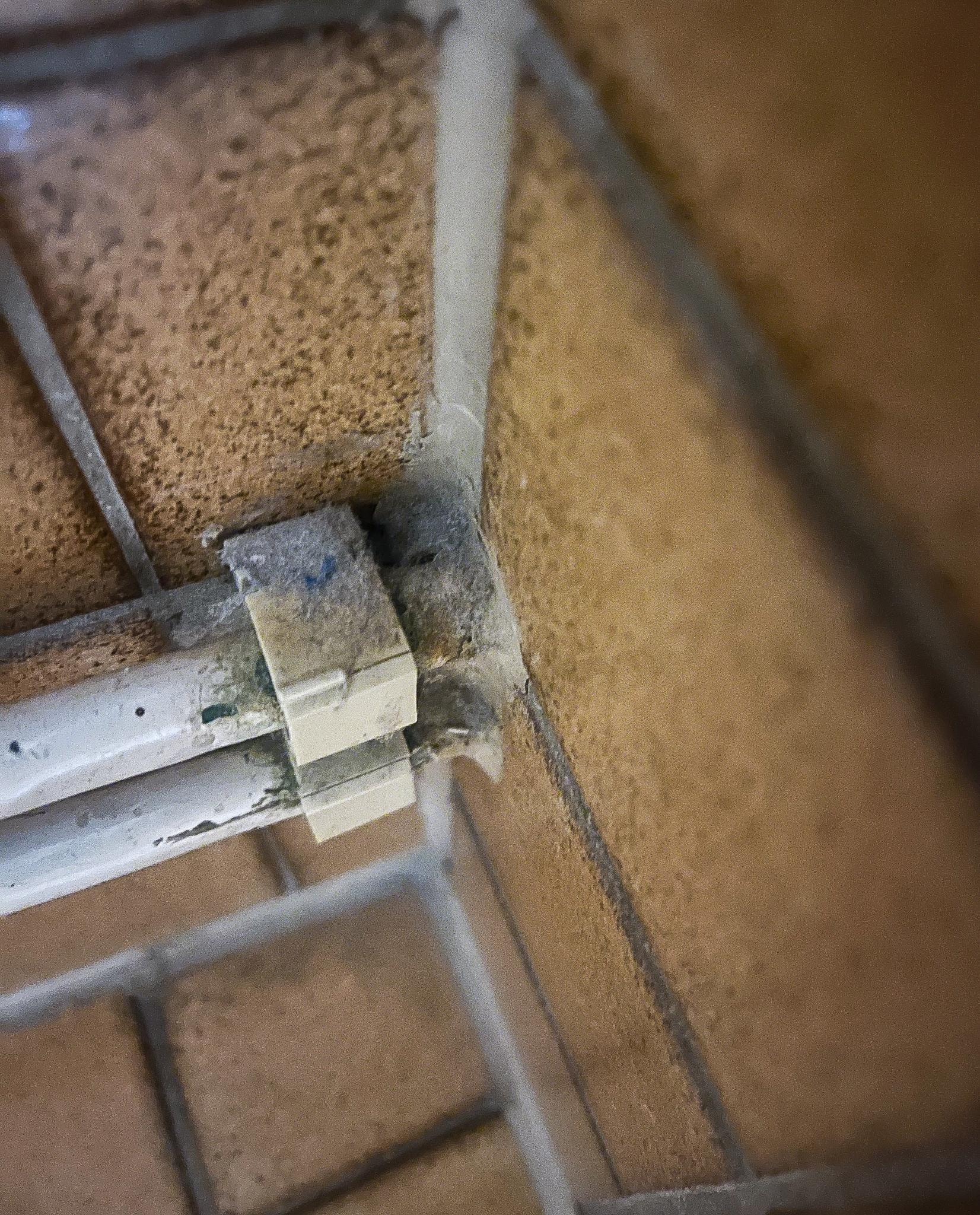 Eingestaubte Leitungen