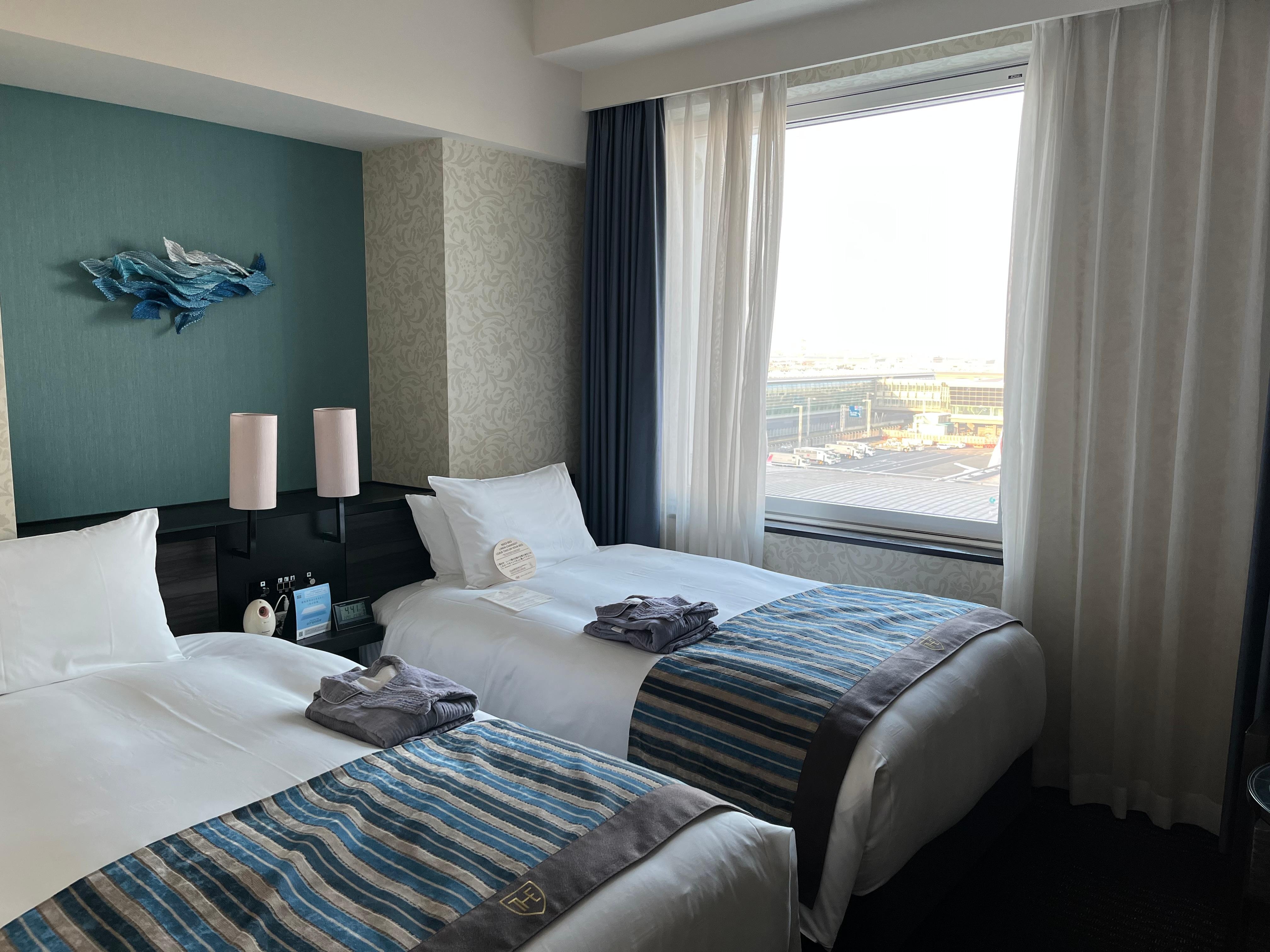 ツインデラックス（最上階の8階の部屋をデラックスという、滑走路が窓から見える）