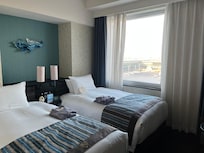 ツインデラックス(最上階の8階の部屋をデラックスという、滑走路が窓から見える)