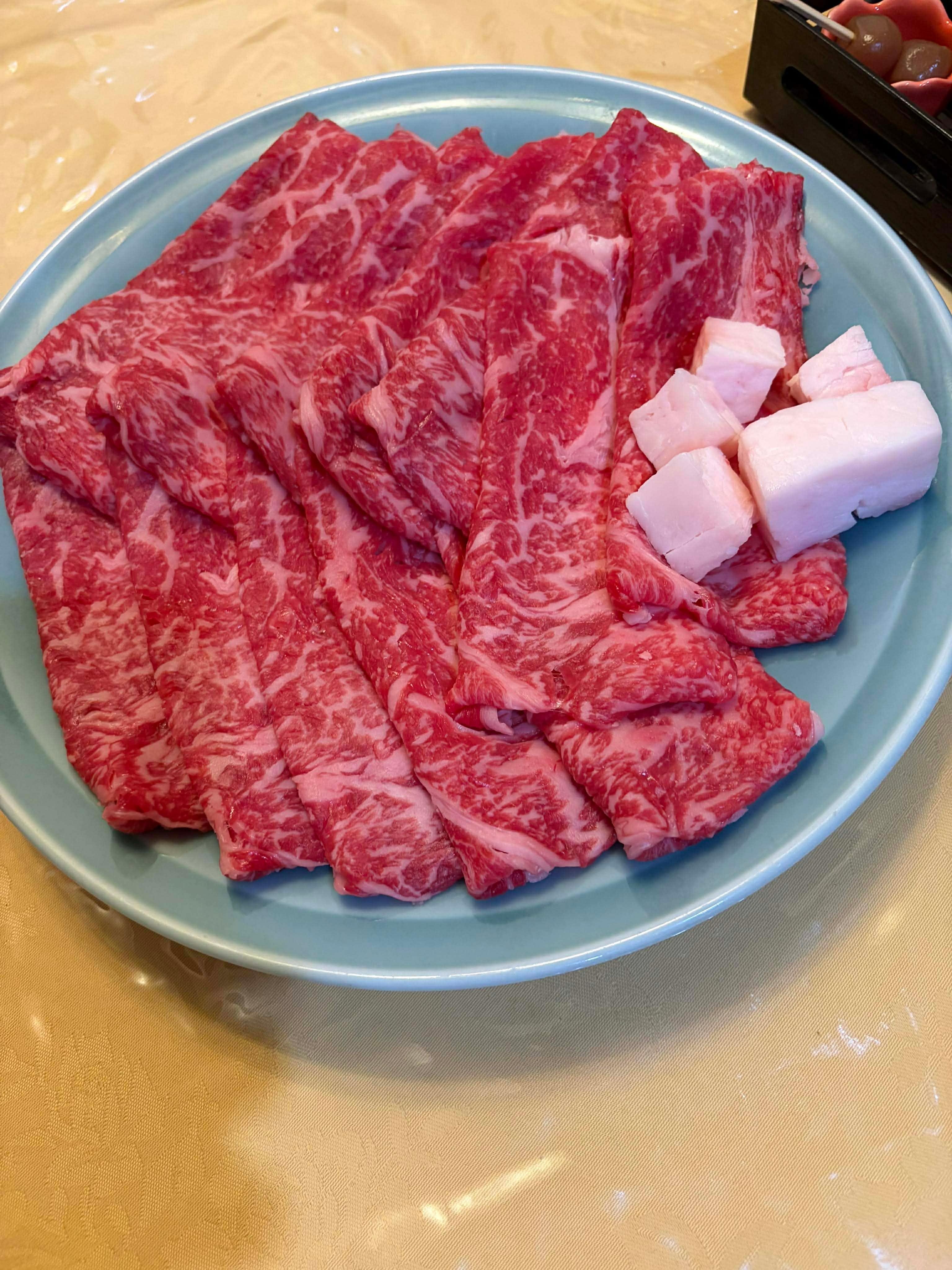 En av middagarna var kött som kokades i en buljong på matbordet. 