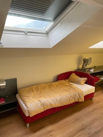 Letto aggiuntivo con lenzuola usurate