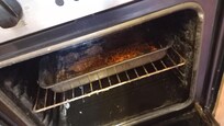 Le plat avec des résidus de nourritures et sauce tout dessechés