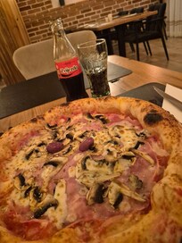 Amazing pizza at the restaurant located right inside the hotel