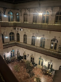 The courtyard where all Rooms are around