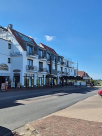 Hotel mit Haupteingang und Passage