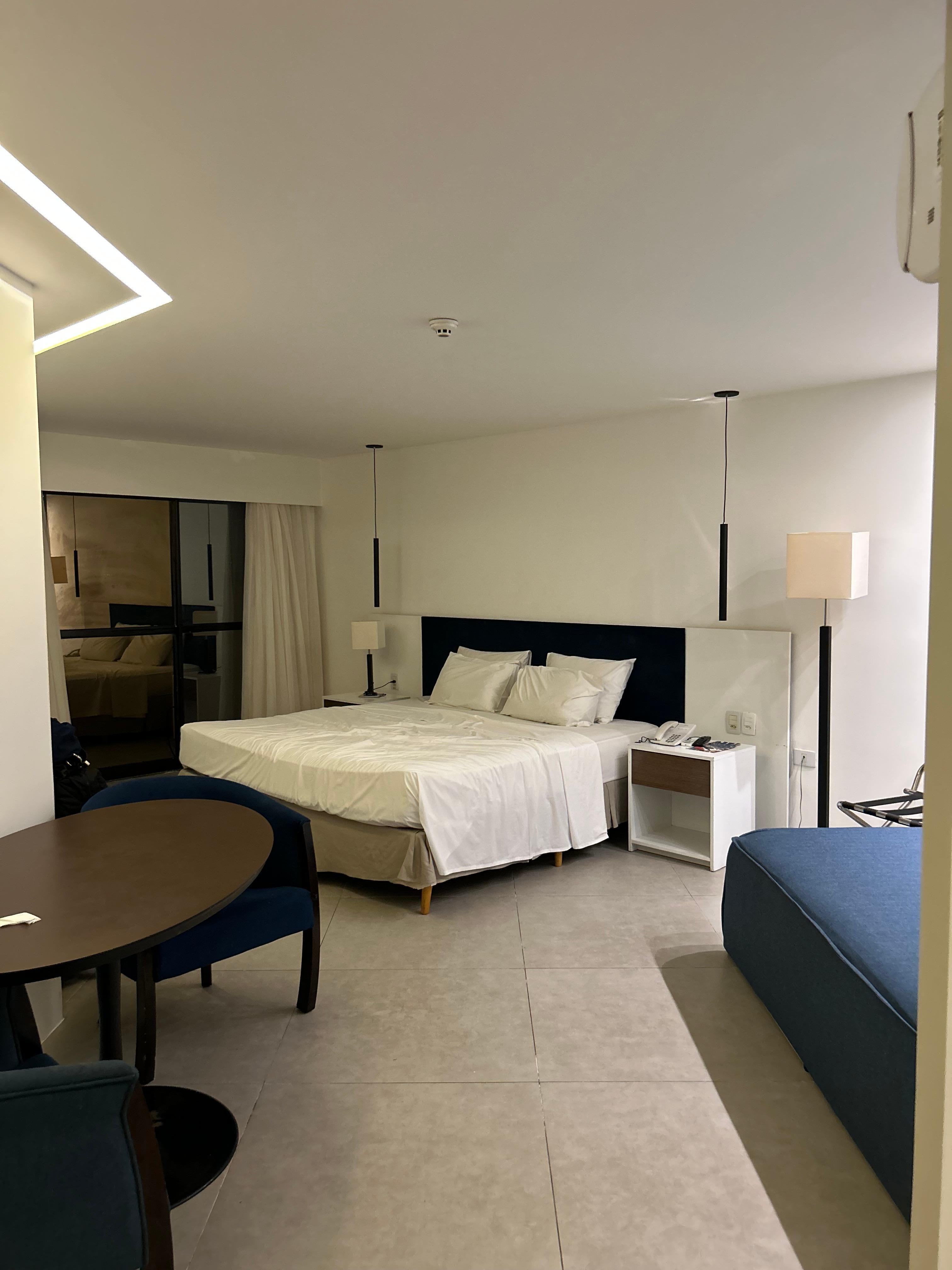 DOES NOT LOOK LIKE PHOTOS