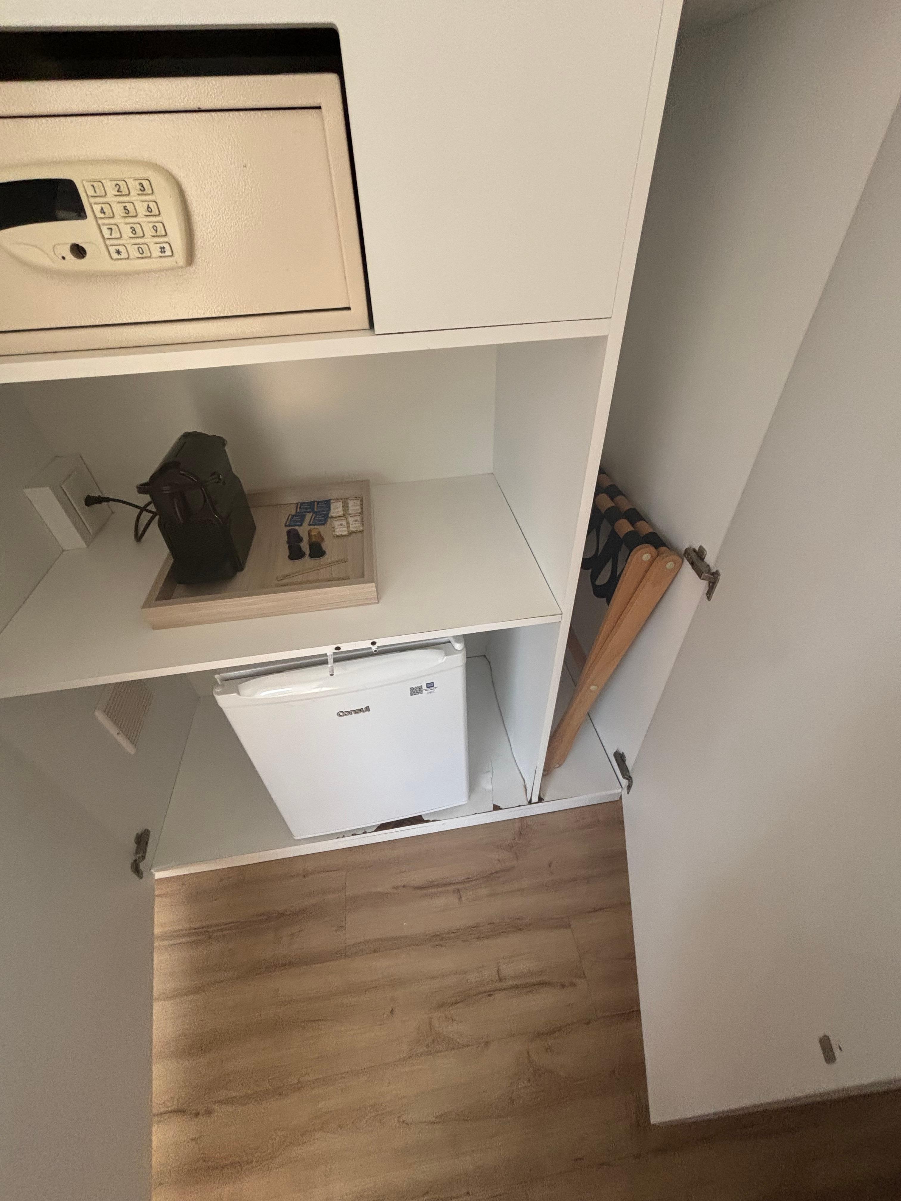 Fridge/safe area 