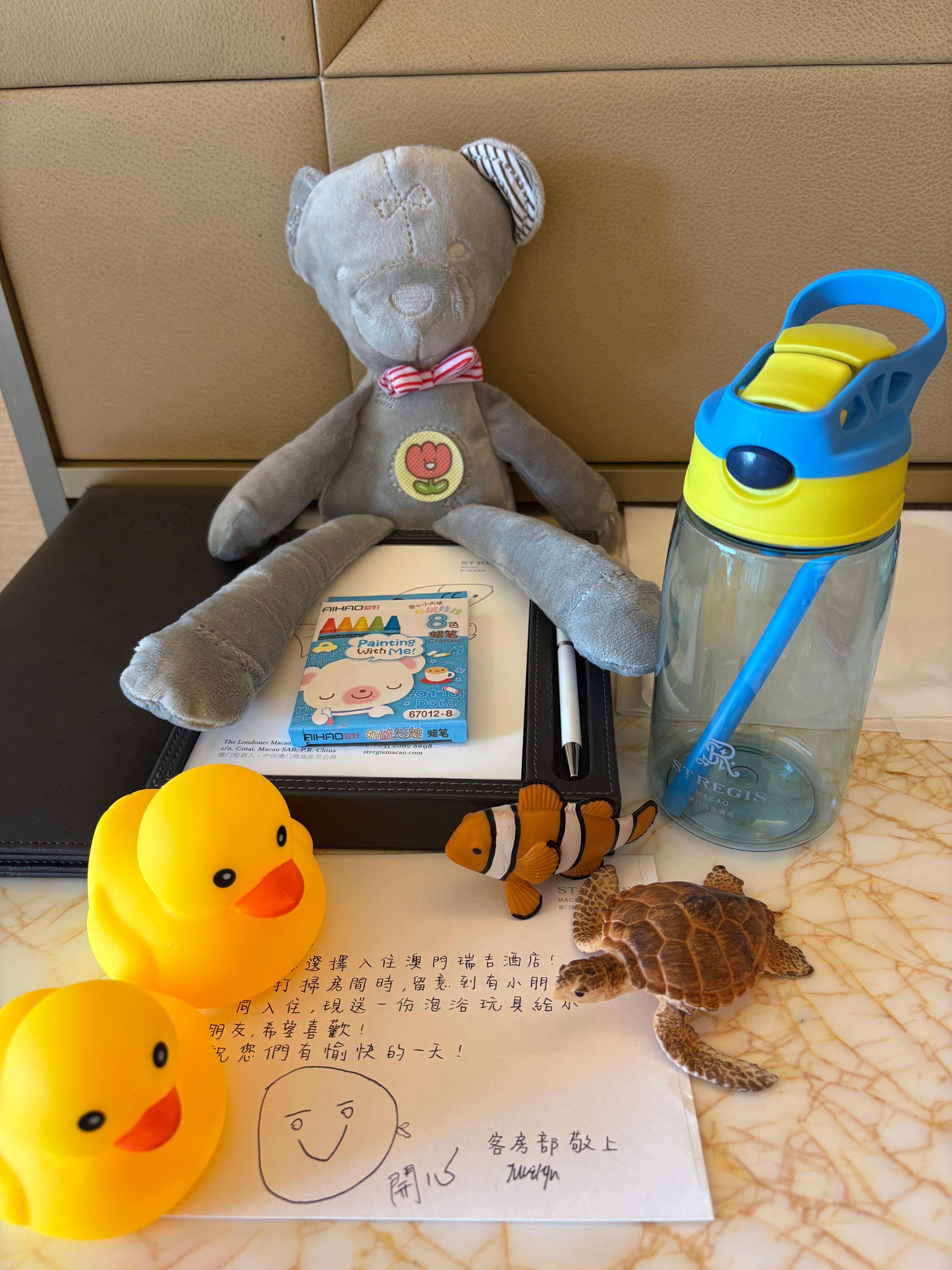 瑞去酒店的服務人員知道我們孫子來探訪,準備貼心的小禮物實在令人感動°