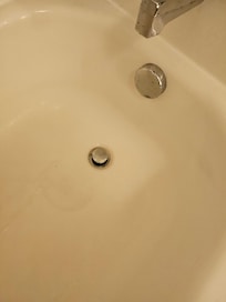 Discusting ring around the tub showing that the tub wasn't clean