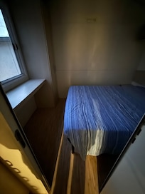 Schlafzimmer mit Doppelbett