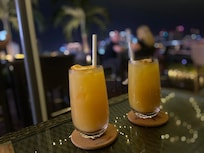 プールサイドで夜景を観ながら