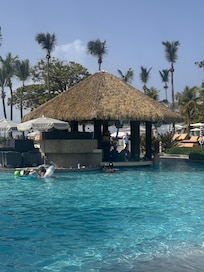 Swim up bar