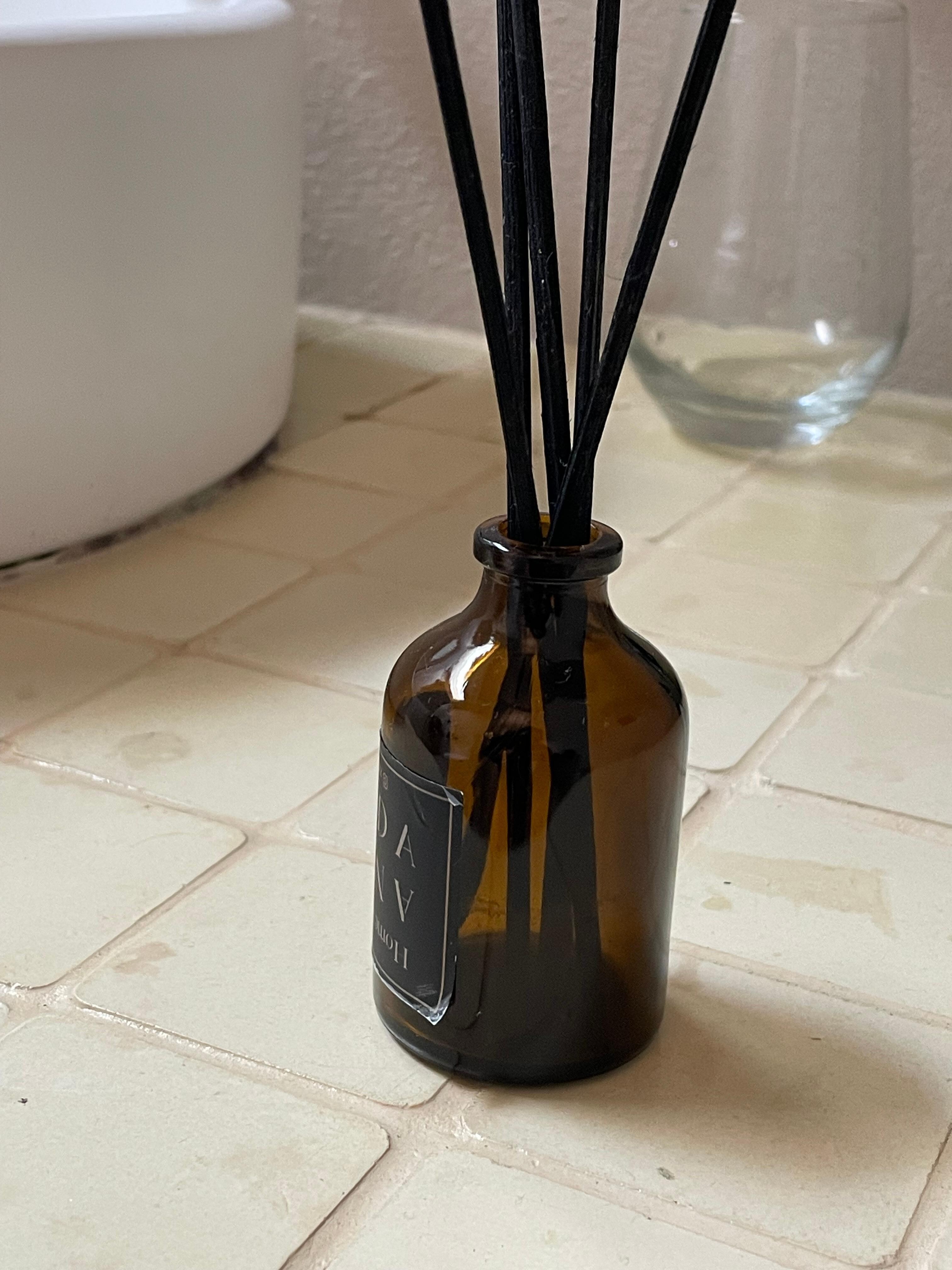 Si esto hace parte de la decoración por lo menos debería tener la esencia y no el frasco vacío.