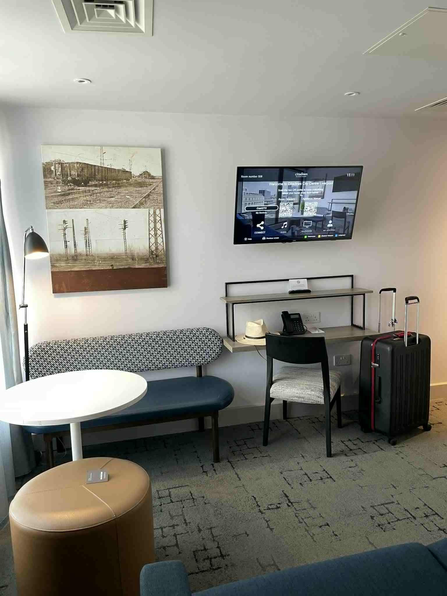 Kök och vardagsrum, set från andra sidan.