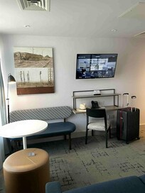 Kök och vardagsrum, set från andra sidan.