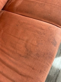 Im Anzeigentext heißt es gemütlich und geschmackvoll eingerichtet ???…das Sofa lässt zu wünschen übrig