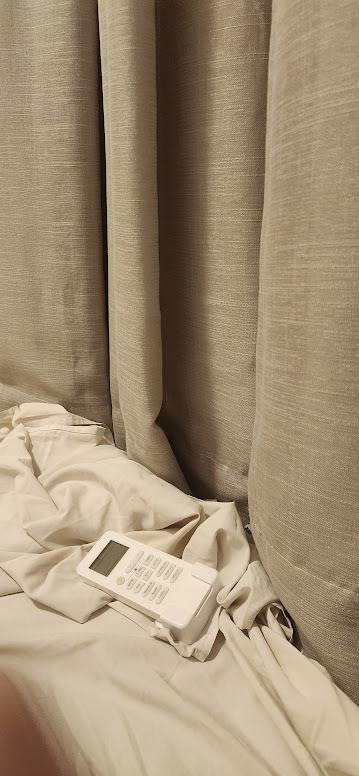cortina cobrindo a cama, um absurdo minha estadia