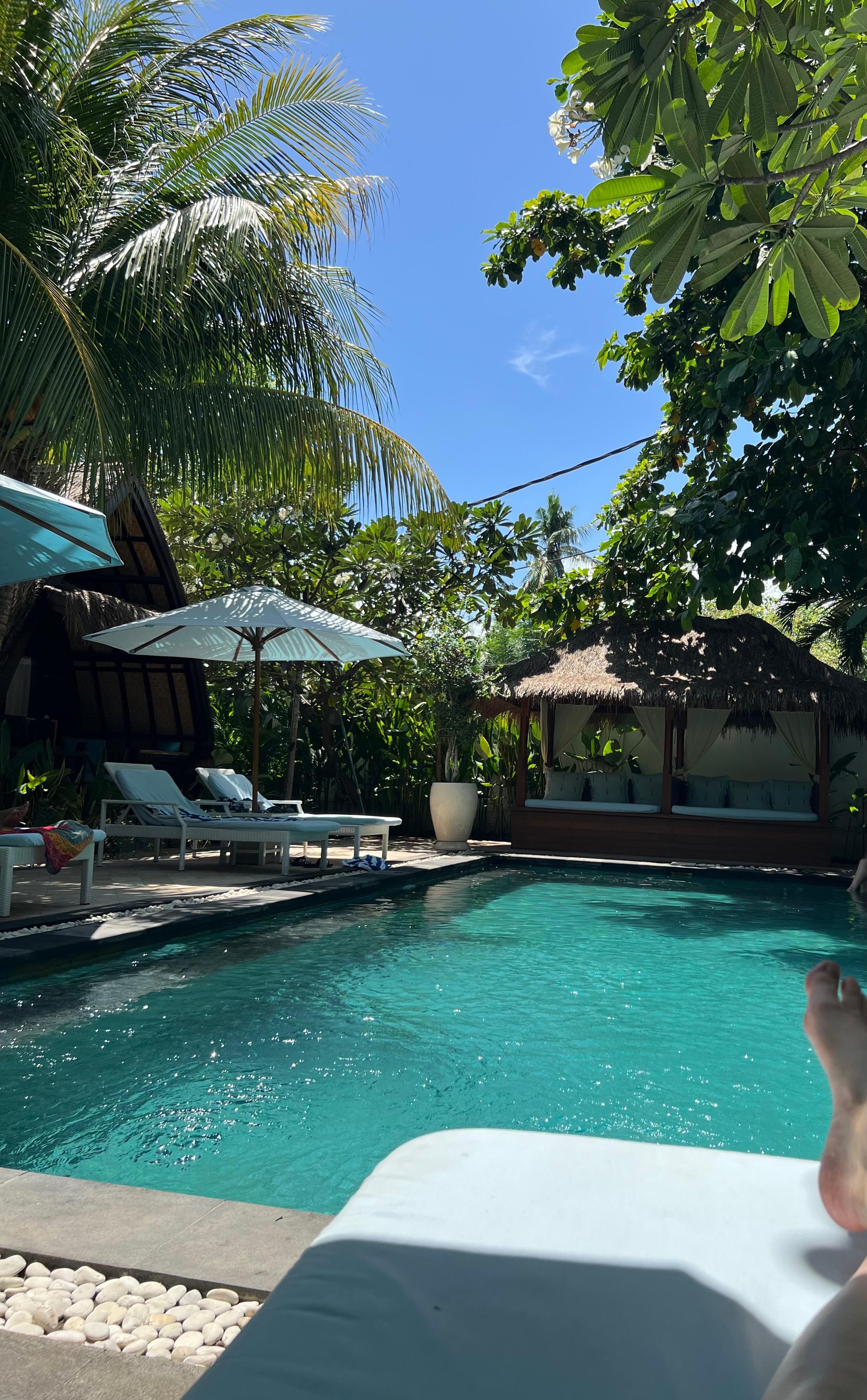 Taka-allas, brugan vieressä myös suihku!