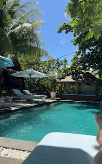 Taka-allas, brugan vieressä myös suihku!