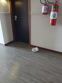 Pratos sujos no corredor