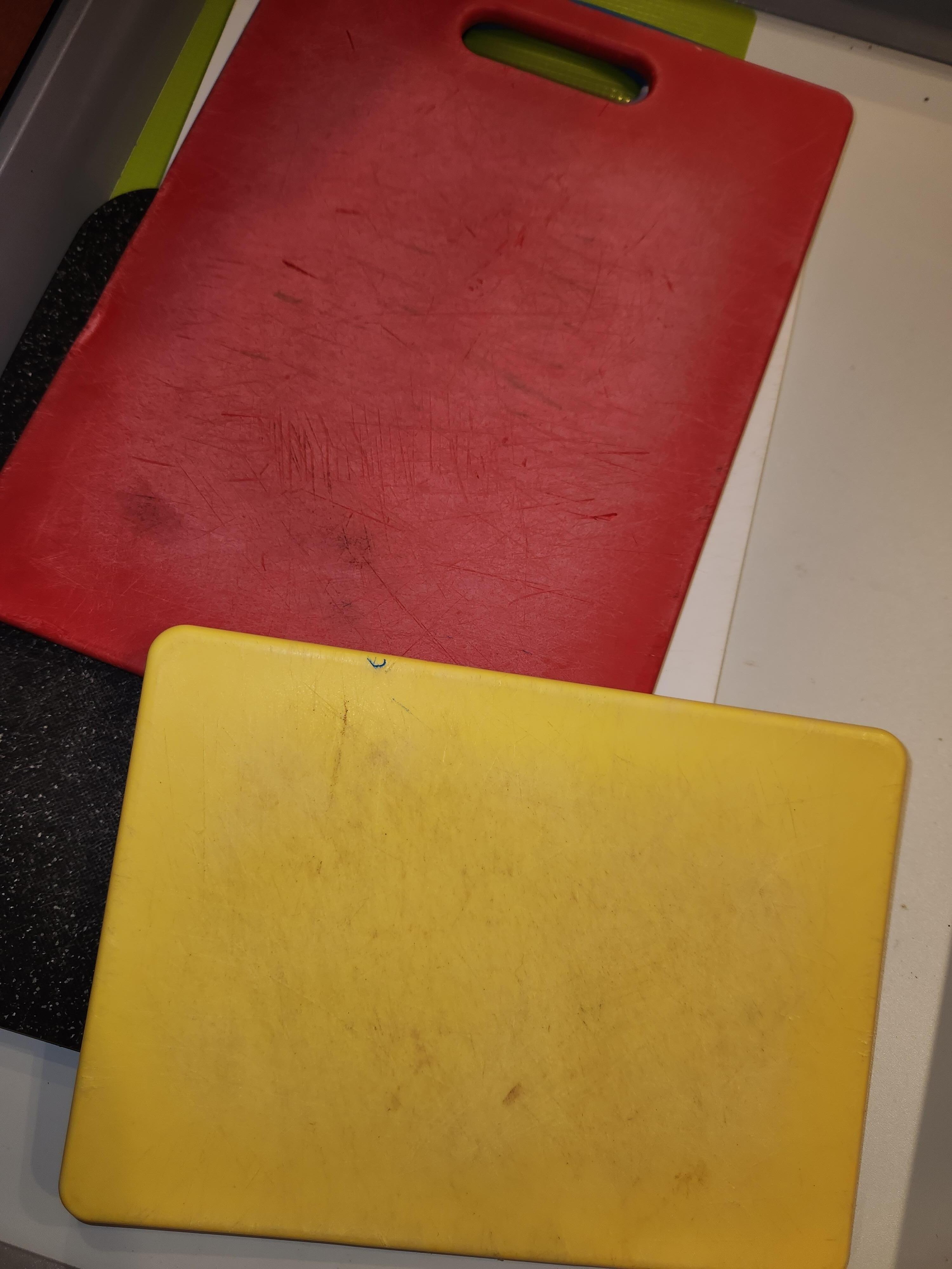 Heavily scoured cutting boards/but they sent new ones during our stay.