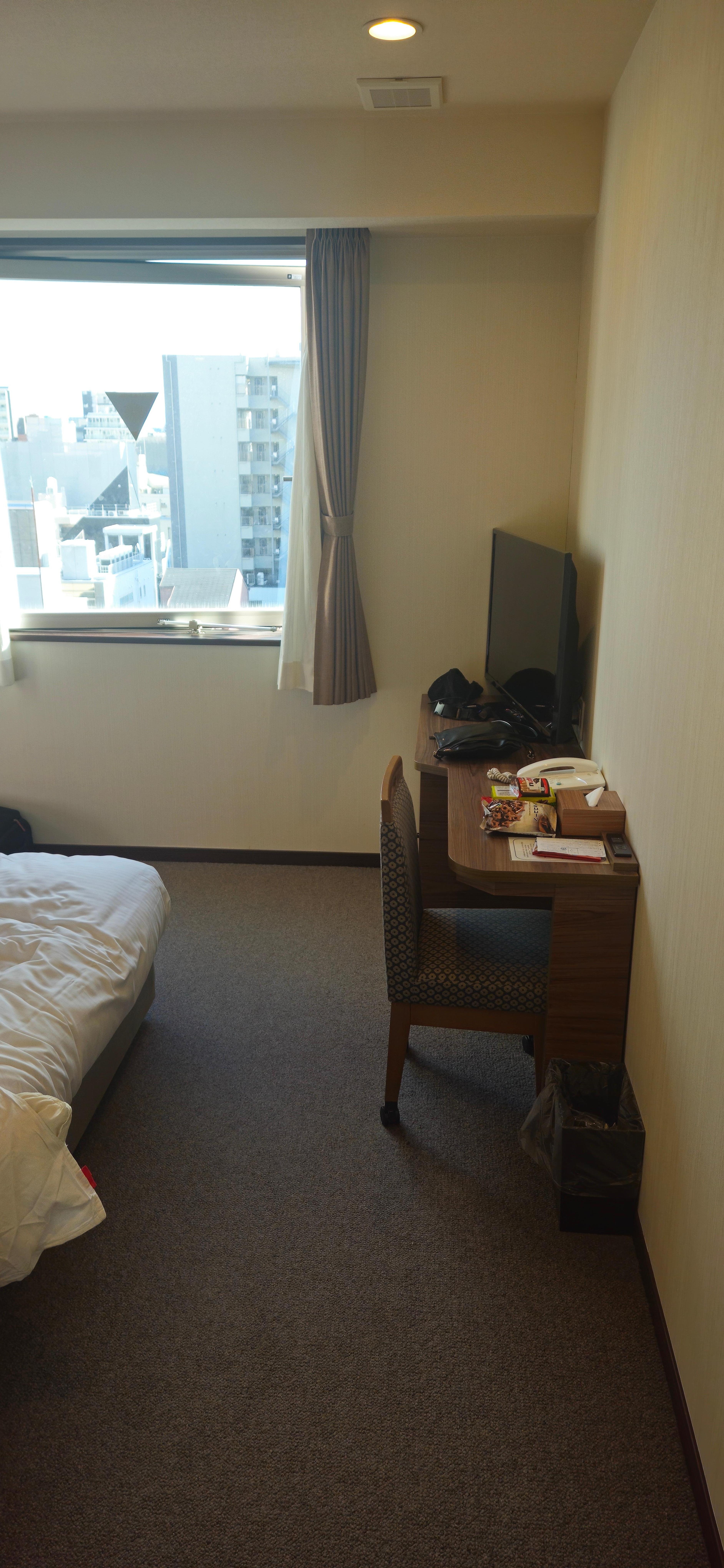 사람들이 좁다고 해서 엄청 걱정했는데 별로 좁지않았어요. 
초1 어른2 6박7일 지냈는데 불편함은 없었어요