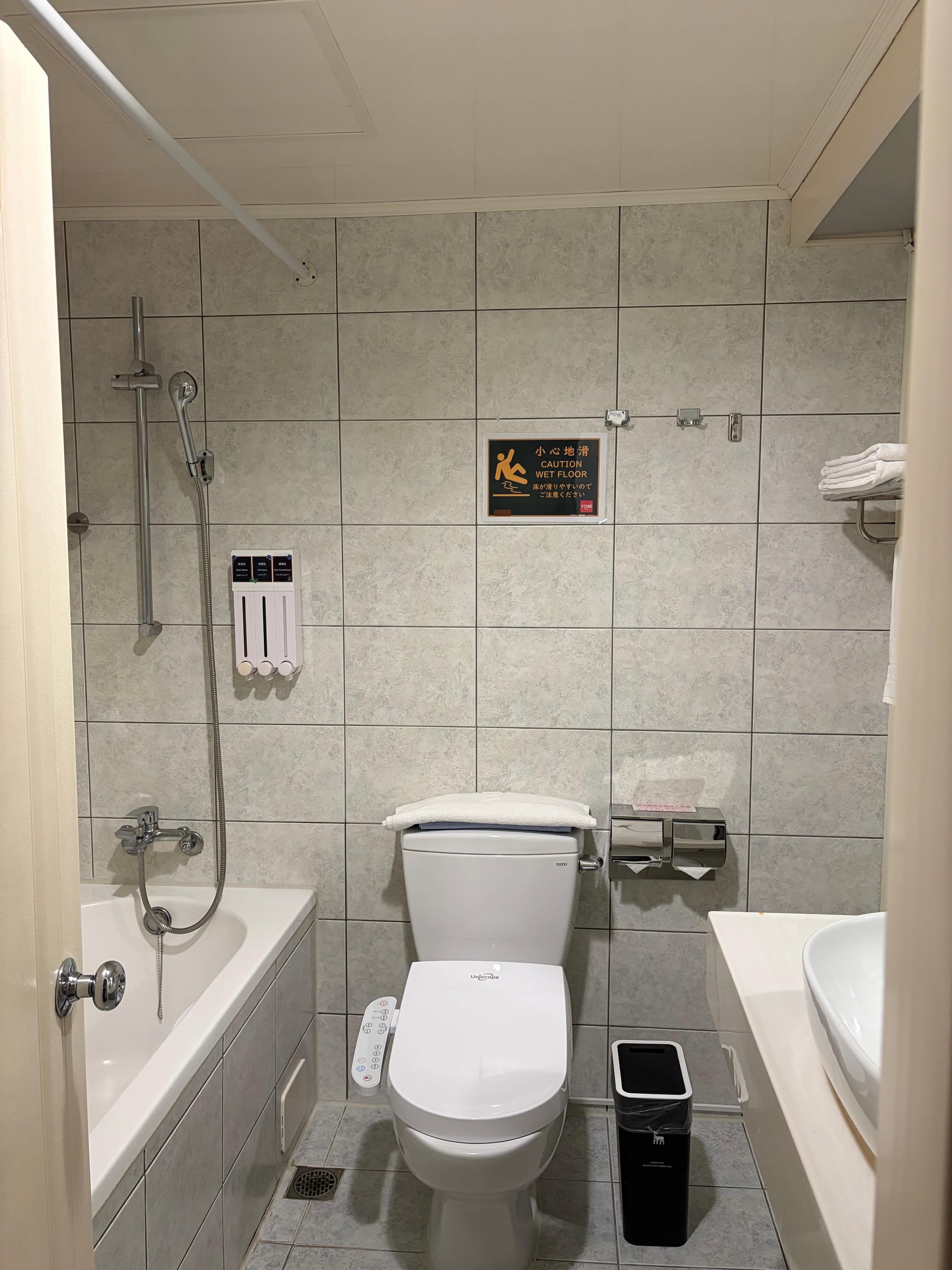 ウォシュレットが有ります。
ペーパーは流せません。