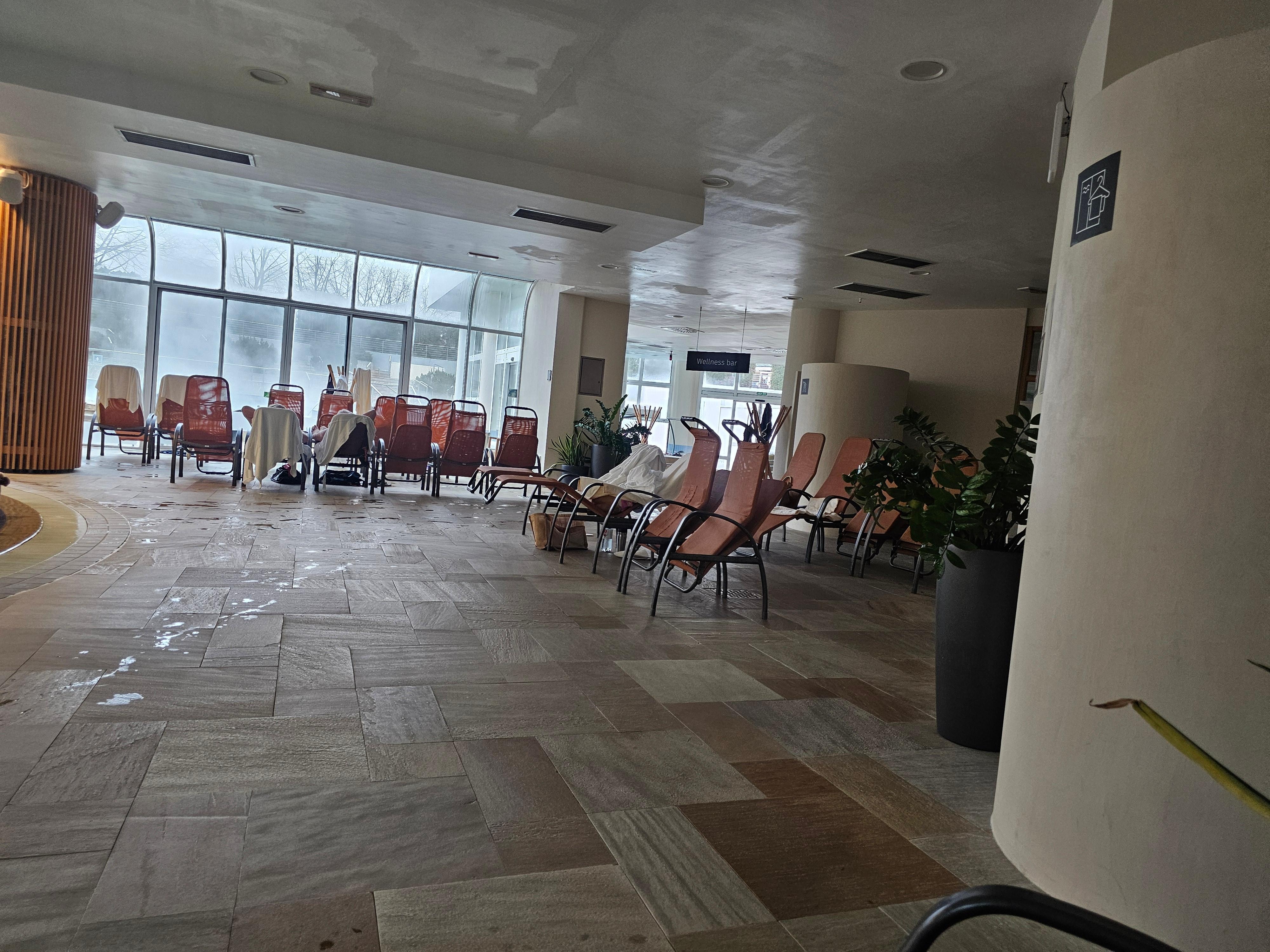 Im Außenbereich/ Petroleumbecken wurd man darauf hingewiesen wegen Mikroorganismen/ man kann sich dort auch etwas holen.🙈🤷‍♀️ Es hatte auch einmal 42 Grad Celsius. Viel zu heiß.
Auch im Außenbereichbecken kommen Kabel zum Vorschein.Also viele  Mäng