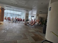 Im Außenbereich/ Petroleumbecken wurd man darauf hingewiesen wegen Mikroorganismen/ man kann sich dort auch etwas holen.🙈🤷♀️ Es hatte auch einmal 42 Grad Celsius. Viel zu heiß.
Auch im Außenbereichbecken kommen Kabel zum Vorschein.Also viele Mäng