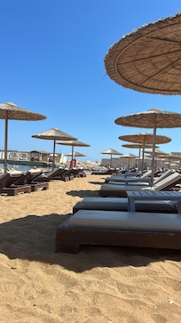 Spiaggia privata con servizio bar e snack all’ombrellone