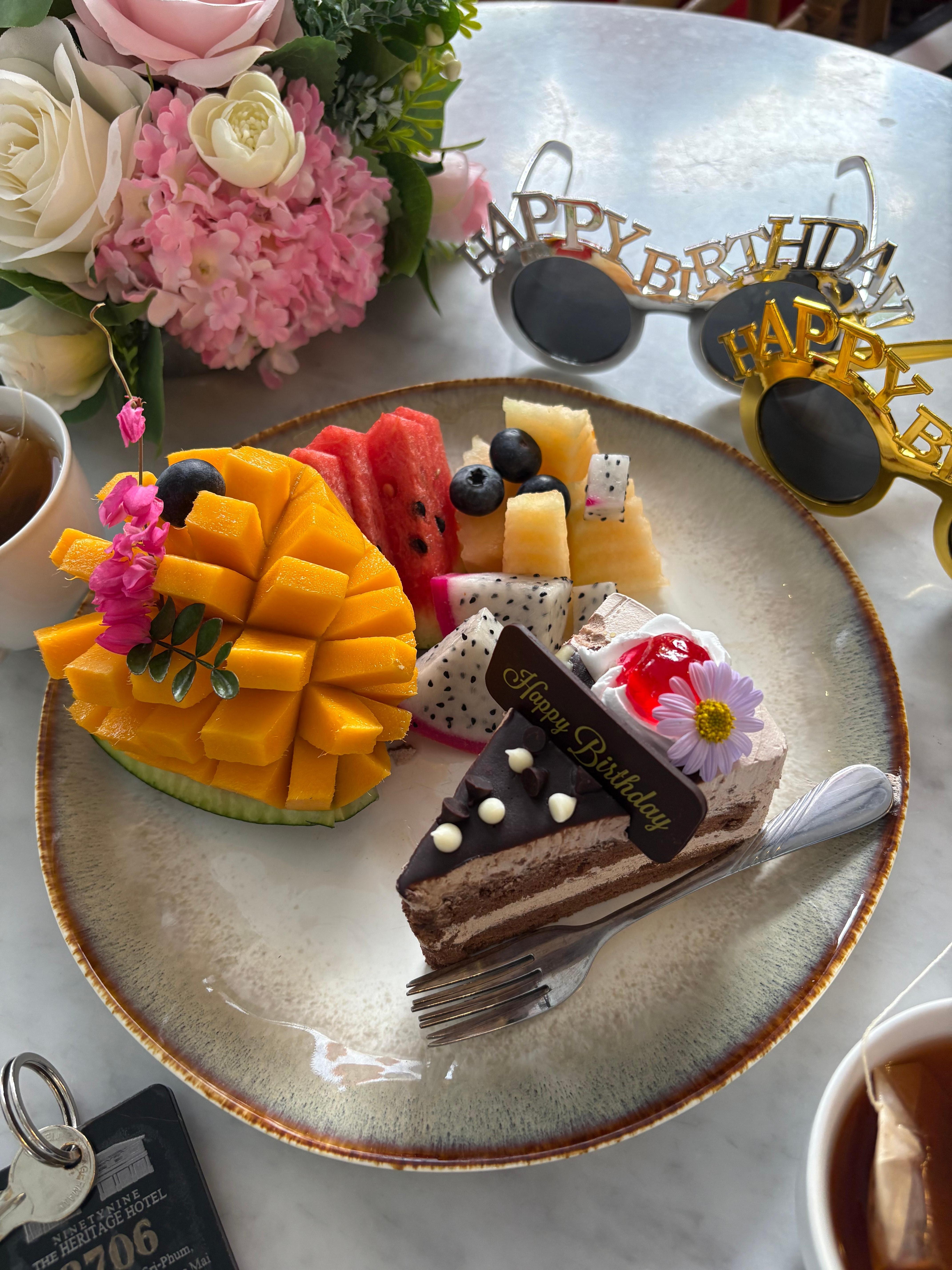 豪華なバースデーケーキ。