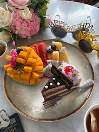 豪華なバースデーケーキ。