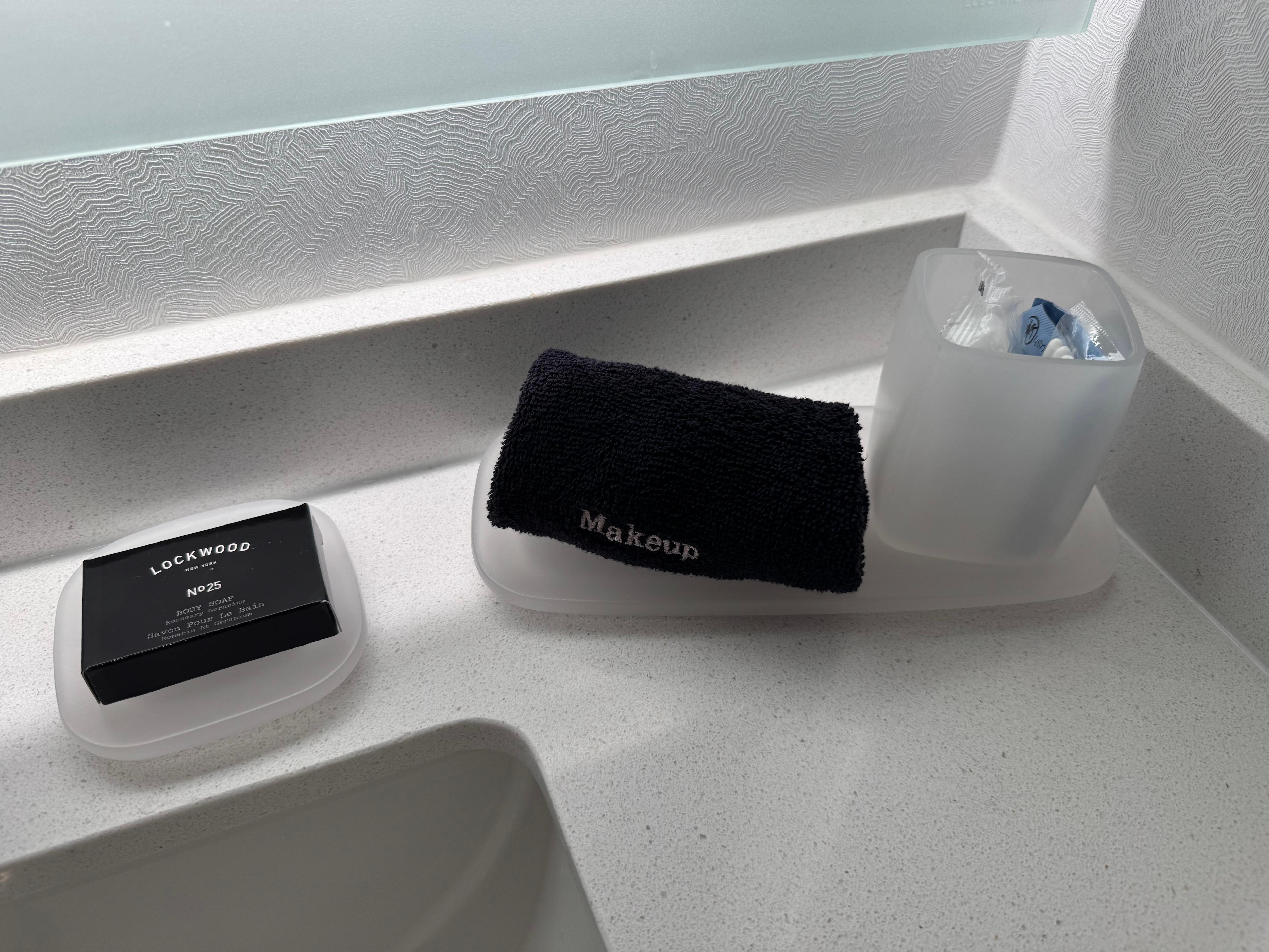 Hier wurde mitgedacht: dunkles Make-up-Handtuch 