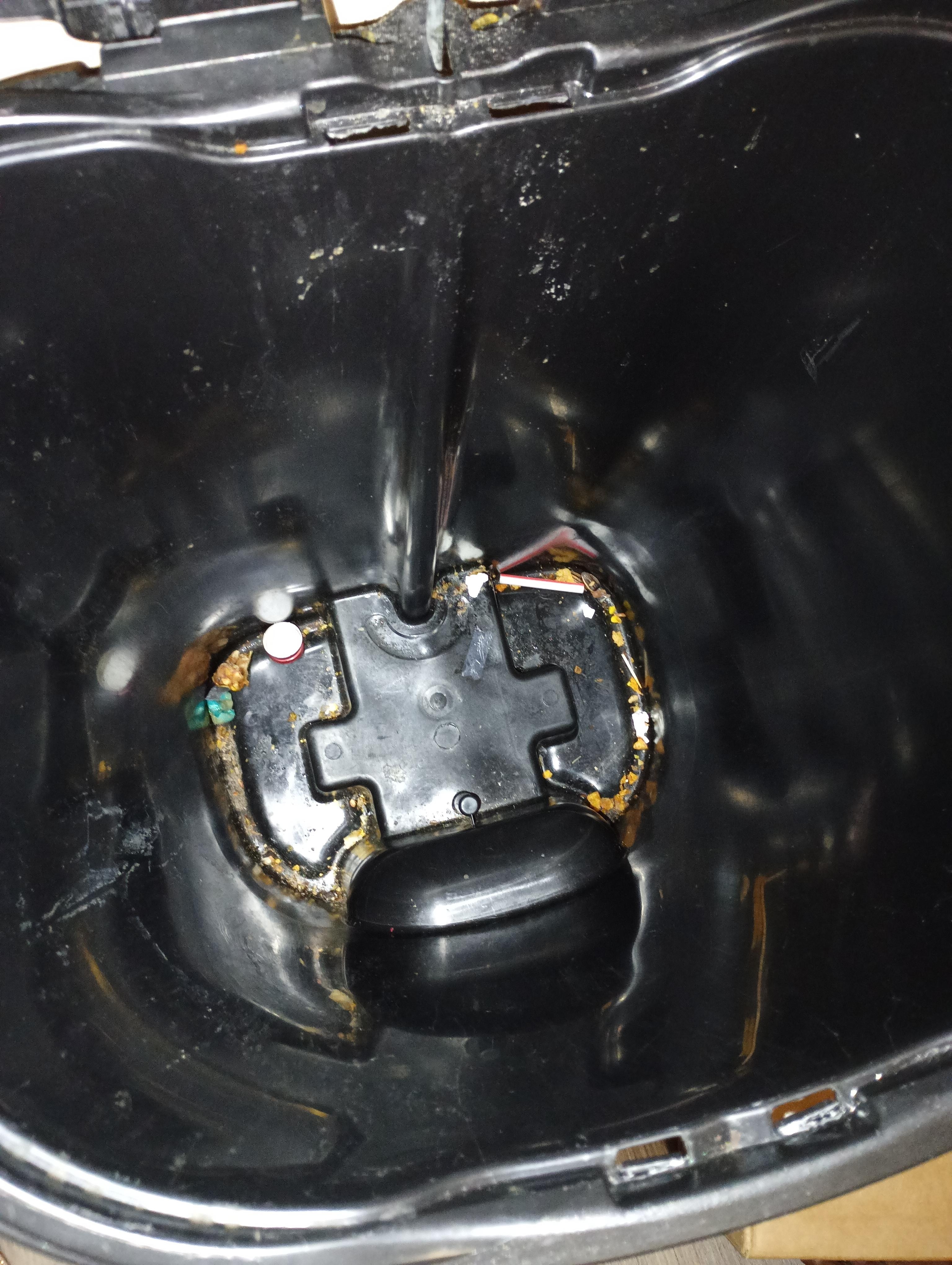 Move from 1 apartment with garage in the bottom of the trash can in kitchen and the same problem with the 2nd apartment I was moved to 