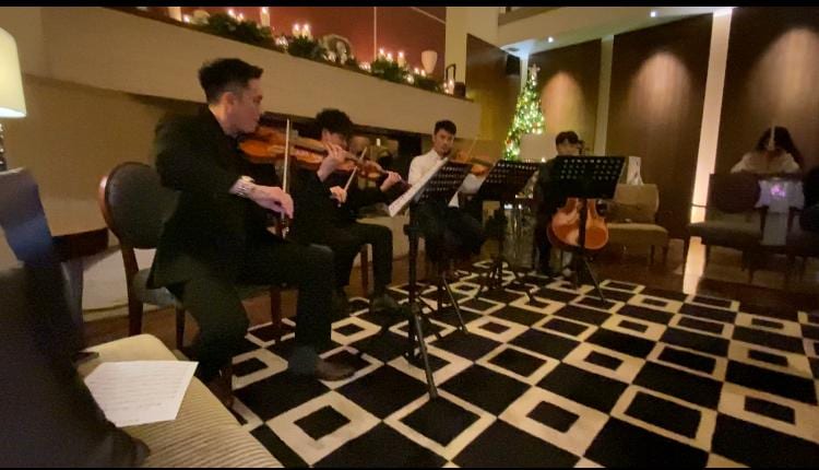 Christmas live music 🎶 at the lobby 