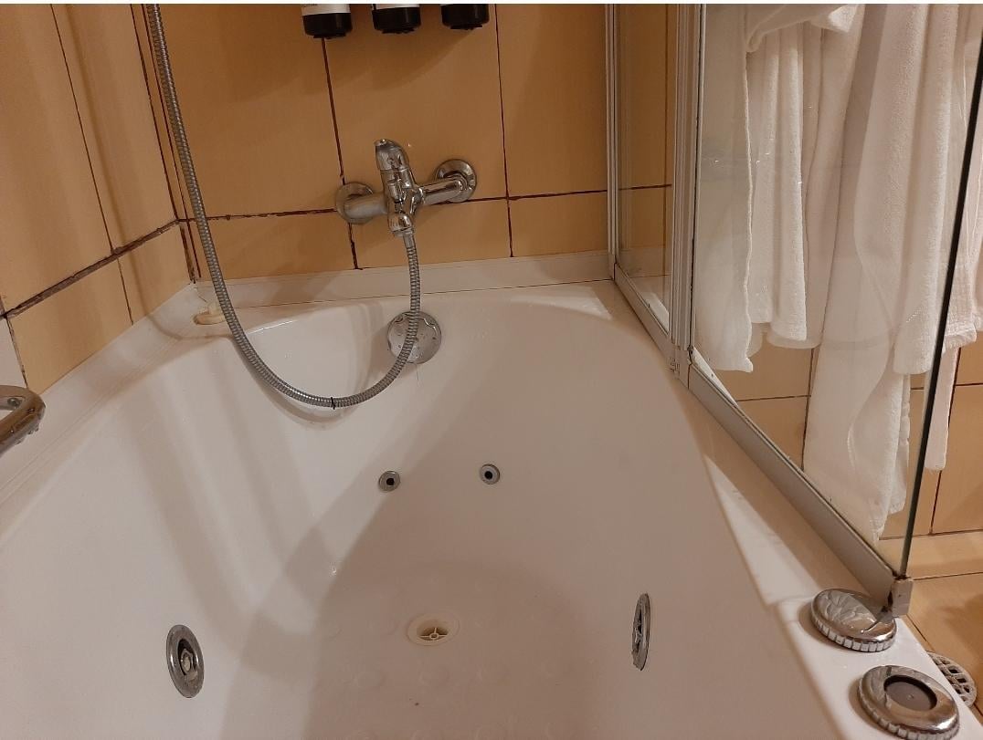 Shower faucet and glass protection