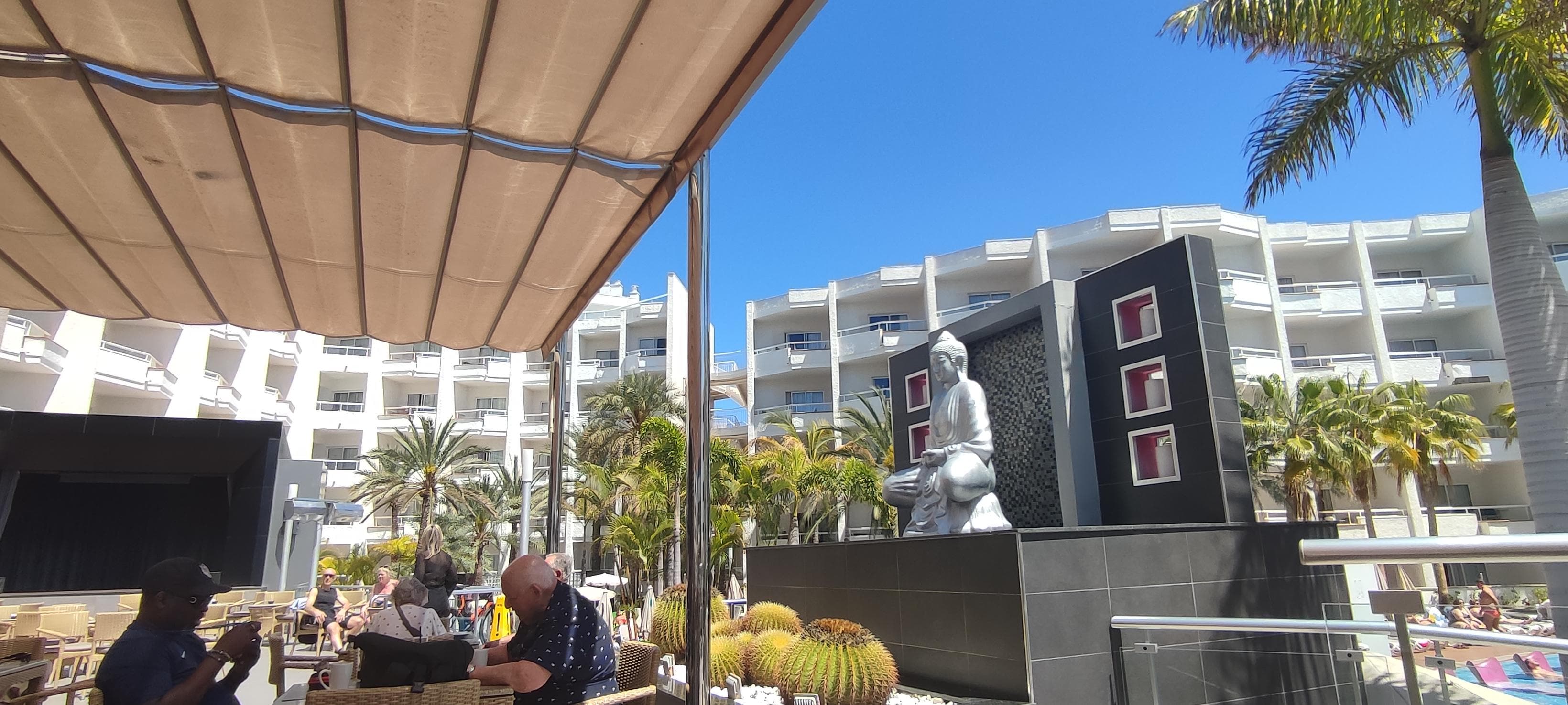 Pool bar/snack restaurant